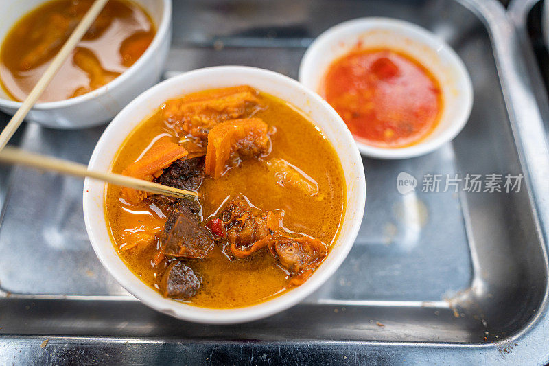 越南炖牛肉内脏(pha lau bo):这是越南南部很受欢迎的小吃，越南街头小吃。美食和旅游概念。